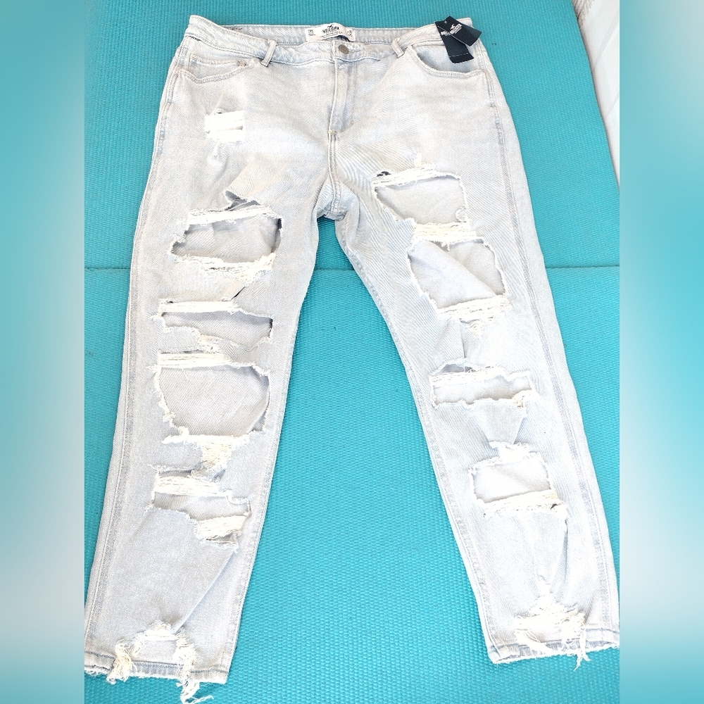 NWT Hollister Curvy High Rise Crop Mom Jeans Ripped Vintage - Size 17 S